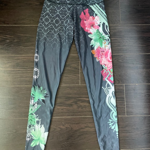 Onzie Yoga Pants - Small - Picture 2 of 4